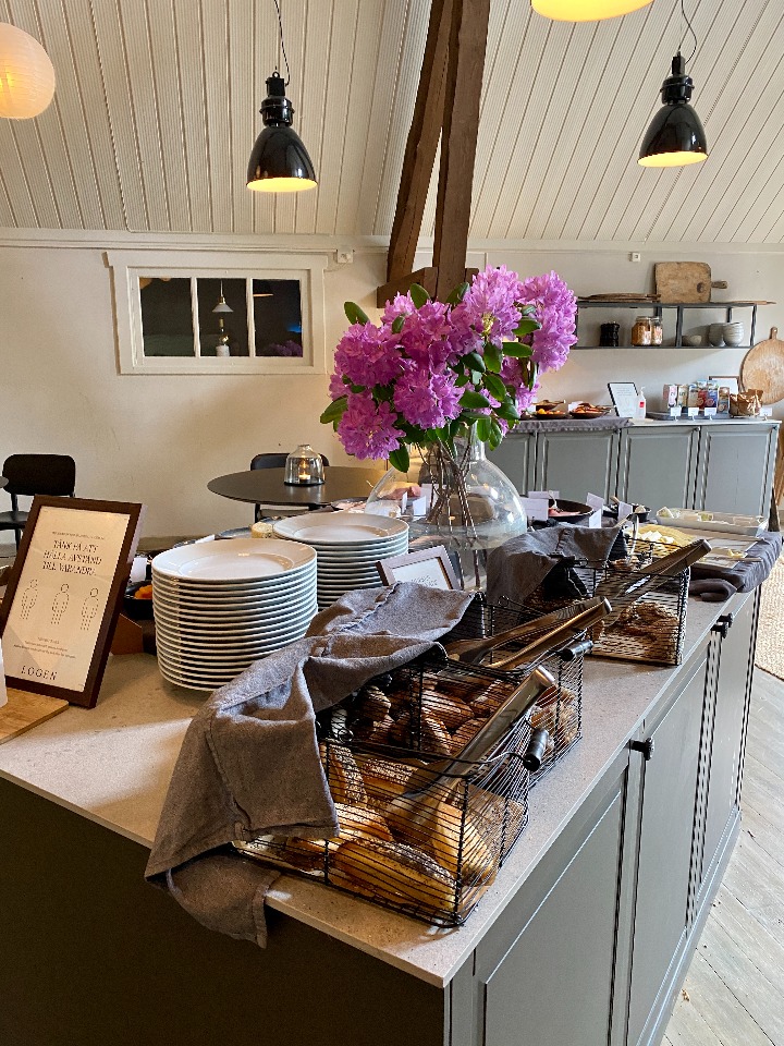Bilden visar frukostmatsalen på Ästad vingård. Frukosten serveras på restaurang Logen som är en lantlig restaurang.