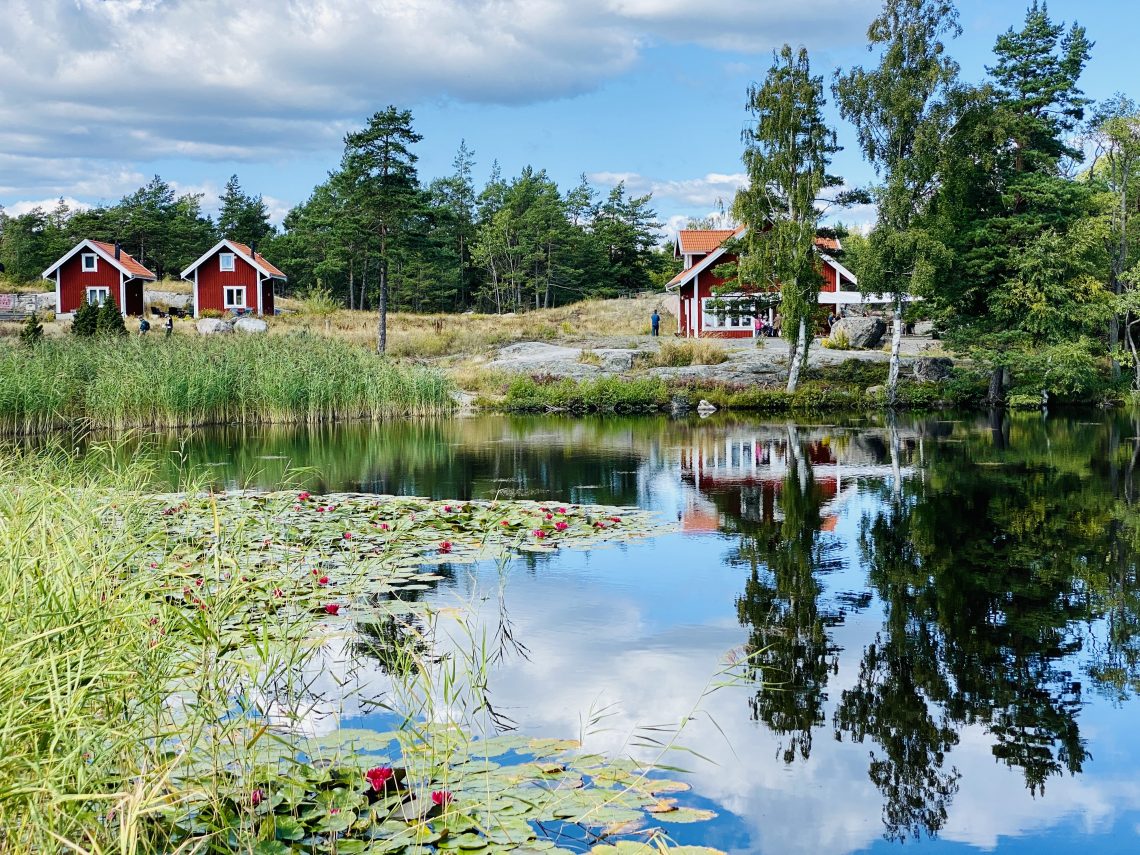 Harstena Gryts Skärgård Näckrossjön med bageriet i bakgrunden