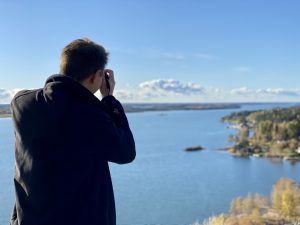 Vandring i Kvarseboklint med utsikt över Bråviken
