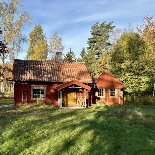 Gråtomtestugan i höstskrud