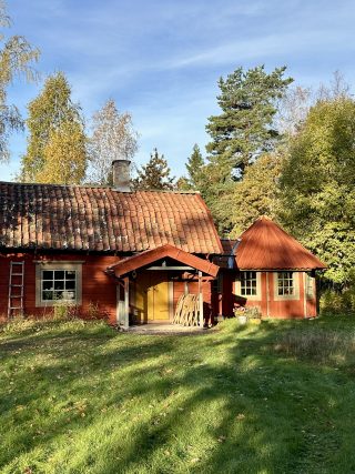 Gråtomtestugan i höstskrud