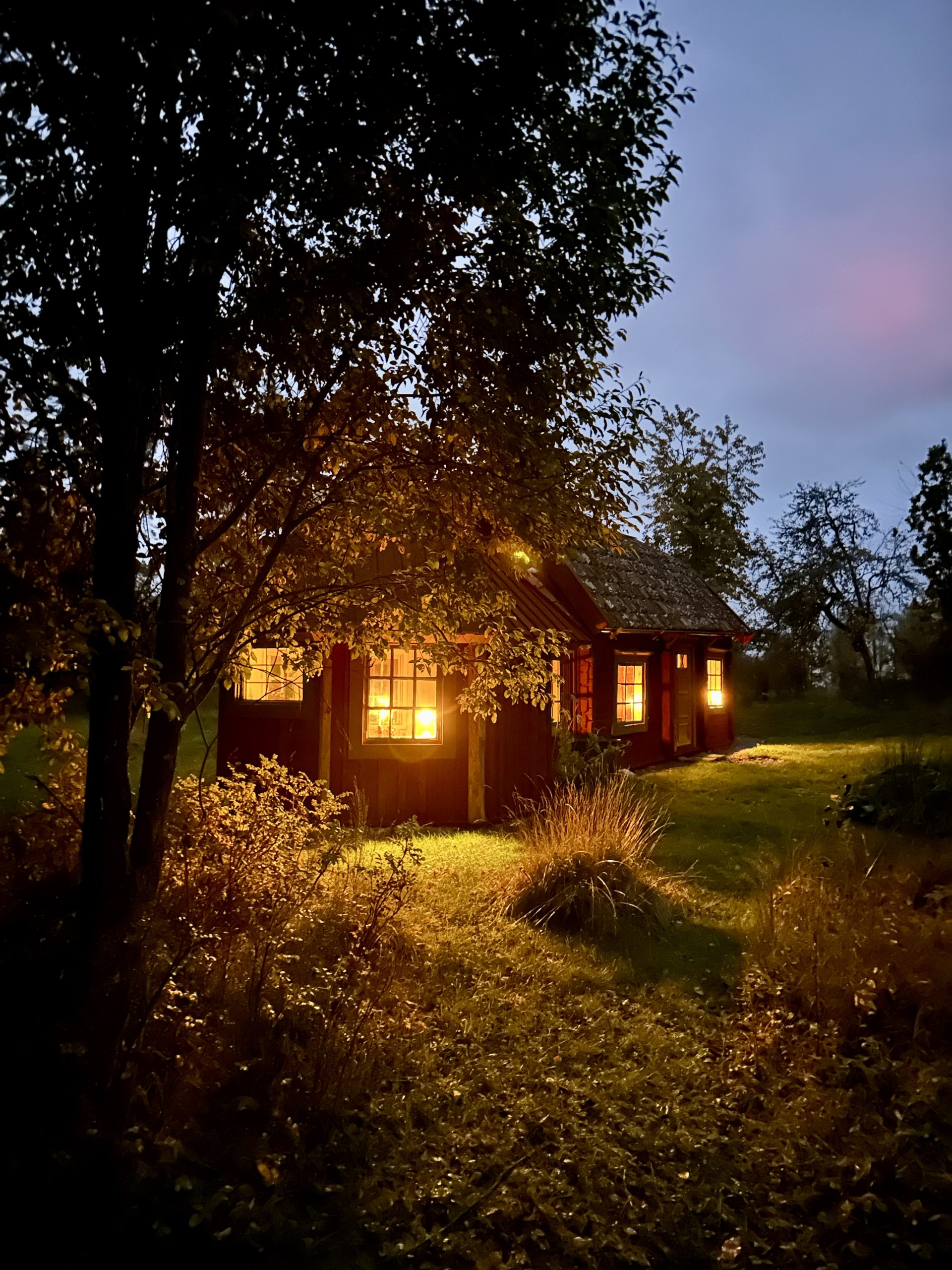 Gråtomtestugan exteriör oktober